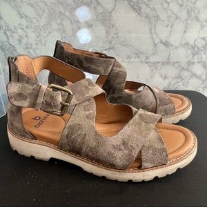 2/$50 🔥 Bionica Dania Sandal, Size 7 1/2, Olive camouflage